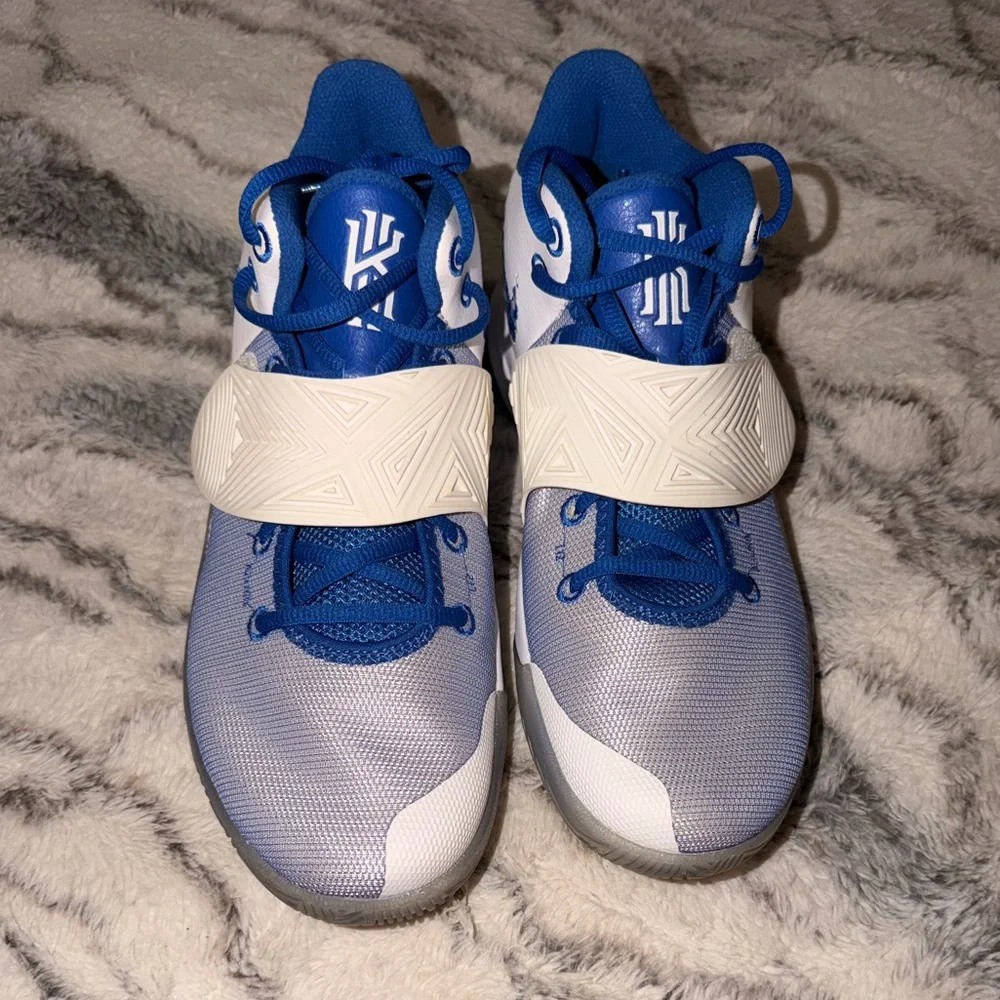 Men’s Nike Kyrie flytrap 3 in Blue and White